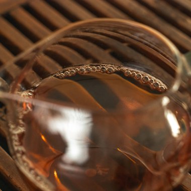 Güzel dizayn edilmiş çaydanlıkta demlenmiş bir çay, zengin rengini ve eşsiz dokusunu gözler önüne seriyor.