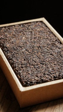 Çok güzel bir el yapımı çay kekinin detaylı bir yakın çekimi. Karmaşık dokusunu ve zarif ambalajını gözler önüne seriyor.