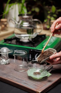 Nefis gevrek çay demlemek için sakin bir ortam. Bu ritüelin araçlarını ve karmaşık sürecini vurgulamak için.