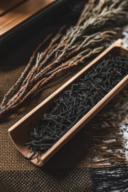 Kırsal ahşap tepside güzel bir kurutulmuş ot ve baharat gösterisi, ilham verici mutfak yaratıcılığı için mükemmel.