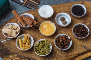 Köy tahtasında güzel bir baharat, bitki ve tatlandırıcı karışımı yemek pişirme deneyimini güçlendirir.