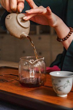 Huzurlu bir çay anı nefis bir çaydanlık ve çay fincanını yakalar ve zarif bir ortamda güzelce sunar.