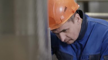 Turuncu kasklı çalışkan bir birey önemli bakım işleri sırasında detaylara çok dikkat eder. Menkul Kıymetler