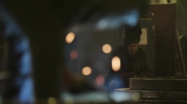 Gölgeli ve gizemli bir figür büyüleyici ve çekici endüstriyel ortamda derin bir entrika yakalıyor. Menkul Kıymetler