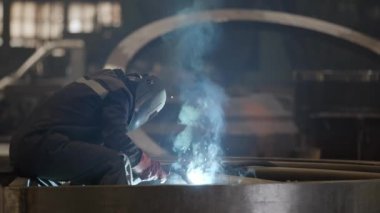 Deneyimli bir kaynakçı endüstriyel bir ortamda çeşitli malzemelerle çalışan hassas kaynaklara odaklanır. Menkul Kıymetler