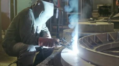 Becerikli bir kaynakçı, iyi donanımlı bir atölyede, zanaatkarlık ve gelişmiş bir teknikle kesin görevler yerine getirir. Menkul Kıymetler
