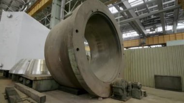 Sanayi mühendisliği sergilenen bir fabrika içindeki büyük silindirik çelik bileşen. Menkul Kıymetler