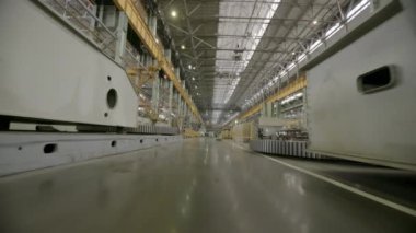 Ağır makineler ve ekipmanlarla donatılmış geniş bir endüstriyel üretim tesisinin perspektifi. Menkul Kıymetler