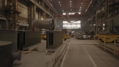 Makine ve aletlerle dolu, üretim süreçlerini gösteren geniş bir sanayi sahası. Menkul Kıymetler