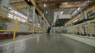 Çeşitli endüstriyel makine ve üretim hatlarını belirgin bir şekilde sergileyen geniş ve ferah bir üretim katı. Menkul Kıymetler