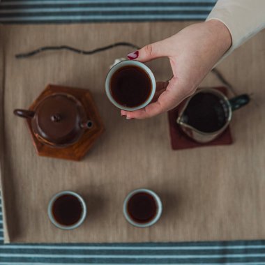 Güzel bir çaydanlık ve fincanı ön plana çıkaran rahatlatıcı bir düzenle kendini çay sanatının zarif sanatına daldır.