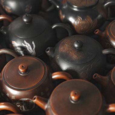 Enfes ve büyüleyici çeşitli geleneksel çaydanlıklar olağanüstü bir zanaat ve sanatçılık sergiliyor.