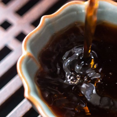 Huzurlu bir çay anı. Nazikçe narin bir kaseye dökülüyor. Huzuru ve zanaatkarlığı çağrıştırıyor.