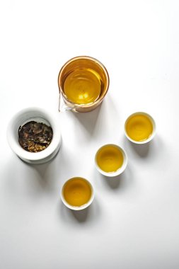 Zarif fincanlar ve taze demlenmiş çay eşliğinde güzel sakin bir çay seti derin rahatlama ve sağIık için idealdir.