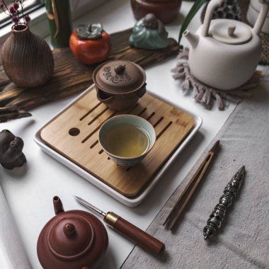 Zarif, sakin bir çay takımı. Zarif bir şekilde zarafeti ve sükuneti sergiliyor.