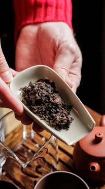 Bu açık yaprak çayının yakın plan görüntüsü zarif bir şekilde düzenlenmiş ve geleneksel seramik bir tabakta sunulmuştur.