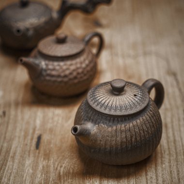 Eşsiz, klasik çaydanlıklardan oluşan sakin ve zarif bir düzenleme. Karmaşık ve güzel tasarımlar sergiliyorlar.