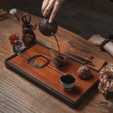 Huzurlu bir çay seremonisi, çay doldurma ve zarif sunum sanatını güzel bir şekilde gözler önüne seriyor.