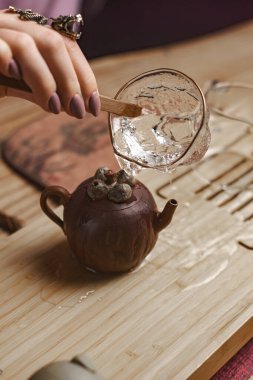 Büyüleyici ve büyüleyici bir çay seremonisi... eşsiz bir çaydanlık sergiliyor.