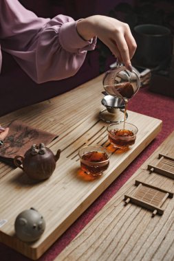 Serin bir çay seremonisi sergilenir. Sersemletici bir çaydanlık güzel kokulu çayı enfes, narin fincanlara döker.