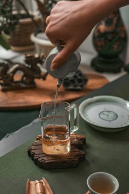 Huzurlu ve sakin bir çay demleme süreci zarif bir tebliğ sergiliyor ve sakin bir atmosferi teşvik ediyor.