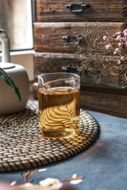 Güzel bir bardak sıcak içecekle rahat bir sahne, rahatlama ve ortam için mükemmel bir atmosfer yaratıyor.