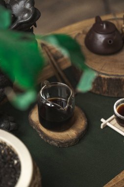 Doğal estetiğin yanı sıra geleneksel unsurları da güzel gösteren sakin ve sakin bir çay düzenlemesi.