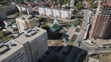 Bu çarpıcı bir hava perspektifi çeşitli şehir manzaralarını ve modern mimariyi güzel bir şekilde sergiliyor. Kırp