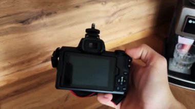 Bu ilgi çekici videoda, bir fotoğrafçı yaratıcı bir ortamda kameralarıyla düşünceli bir şekilde etkileşim kuran anları keşfeder.