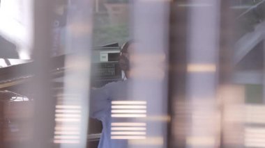 Gürcistan, Tiflis - 20 Temmuz 2024: Yetenekli bir müzisyen açık havada güzel bir piyano çalıyor, yaratıcılıklarını canlı bir ortamda sergiliyor