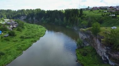 Güzel bir hava görüntüsü sakin bir nehri yakalıyor yemyeşil tepeler ve tuhaf köyler arasında süzülüyor. Menkul Kıymetler