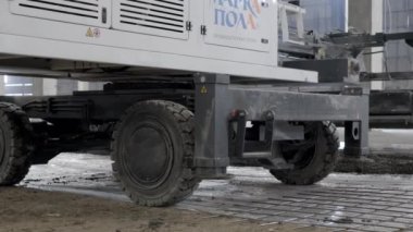 Gürcistan, Tiflis - 7 Kasım 2024: Hareketli bir inşaat sahasındaki ağır bir makine tekerleğine yakından bakın, sağlam tasarımı ve kullanım gücü sergileniyor