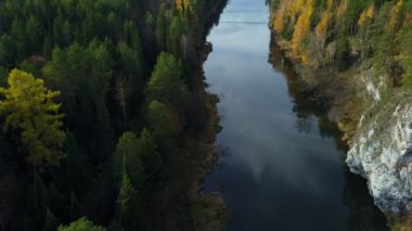 Havadan bakıldığında, canlı sonbahar yaprakları ve görkemli kayalık kayalıklar tarafından güzel çerçevelenmiş sakin bir nehir görülüyor. Menkul Kıymetler