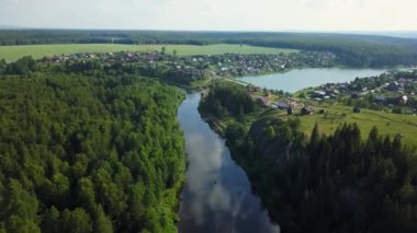 Nefes kesici bir hava manzarası sergiliyor göz kamaştırıcı ve sakin bir nehir, canlı yeşilliklerle çevrili. Menkul Kıymetler
