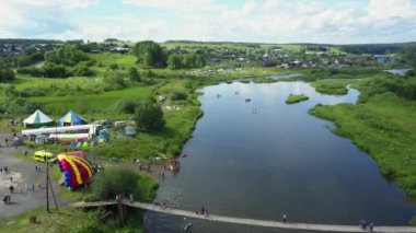 Canlı bir nehir manzarası güzel bir açık hava eğlencesi ve büyüleyici küçük bir kasabanın yakınında bulunan doğal güzellik. Menkul Kıymetler