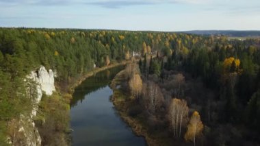 Nefes kesen bir hava manzarası kıvrımlı nehri yakalar. Çevredeki canlı sonbahar yapraklarıyla zarif çerçevelenmiş. Menkul Kıymetler