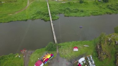 Nefes kesici bir hava görüntüsünde yemyeşil ve canlı çevreleyen görkemli bir nehir köprüsü görülüyor. Menkul Kıymetler