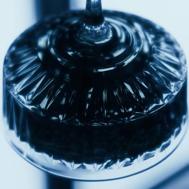 Bu çok güzel işlenmiş kristal bir cam. Detayları gösteriyor ve modern zarafeti somutlaştırıyor.