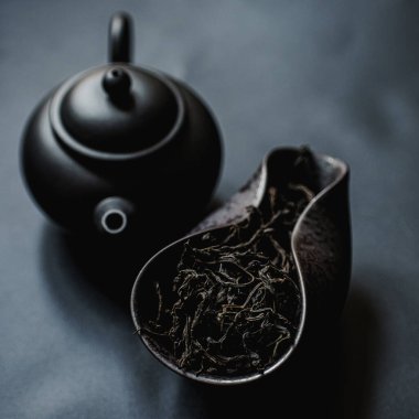 Çok güzel şekillendirilmiş ve el yapımı bir çay seti. Yanında da bol çay yaprakları var. Zen anlarına ulaşmak için mükemmel.