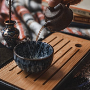 Enfes bir çay sanatına daldırın kendinizi. Sersemletici çömleklerle süslenmiş güzel, sakin bir ortama.