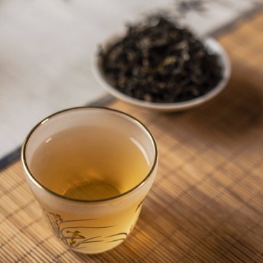 Huzurlu ve huzurlu bir çay sahnesi. Yanında demlenmiş yapraklar, rahatlama ve farkındalık pratikleri için ideal.