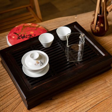 Ahşap tepside güzel bir çay seti. Sevgi dolu çay seremonileri ve sosyal toplantılar için ideal.