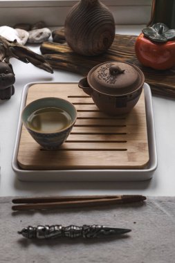 Huzurlu ve dingin bir çay ayinine katılın. Özenli olmak için ideal, nefis bir çaydanlık ve fincanla birlikte.