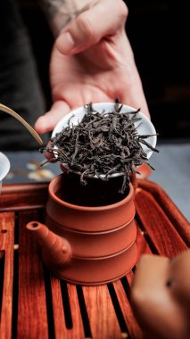 Geleneksel bir düzende taze, yüksek kalitede organik yapraklarla demlenen çayın zarafetine dalın.