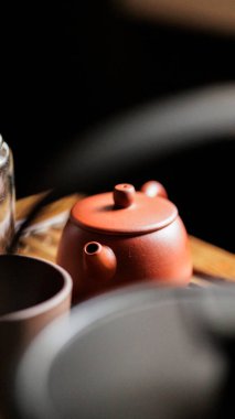 Estetik kahverengi çaydanlık, minimalist mutfak eşyalarının arasına güzelce yerleştirilmiş, derin sıcaklık ve sükuneti çağrıştırıyor.