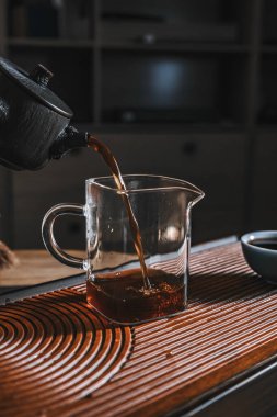 Huzurlu bir an, cam sürahiye dökülen çayı yakalar, zengin dokular ve davetkar aromalar sergiler.