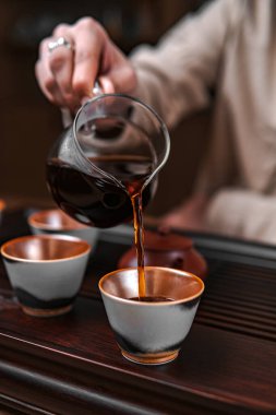 Güzel yapılmış fincanlarla sofistike bir ortamda çay içmenin rafine deneyiminin tadını çıkar.