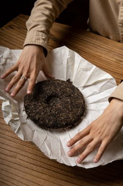 Bu, parşömen kağıdında güzelce sunulan ayırt edici ve eşsiz mayalanmış bir pastanın yakından görüntüsü.