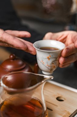 Geleneksel çay seremonisi sırasında zarif ve huzurlu bir anın tadını çıkarmaktan büyük keyif alıyorum.