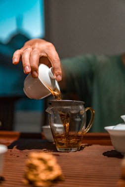 Çayın bardağa nazikçe dökülüp sükunet ve huzurla dolu huzurlu bir ortam oluşturulduğu huzurlu bir andır.